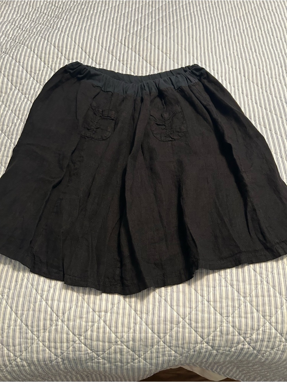 Black mini skirt in 100% Linen. Made in Italy. Size large.